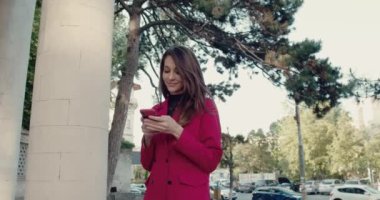 Şehirde cep telefonuyla dikilen Avrupalı Kadın, Mesajlar Yazıyor.