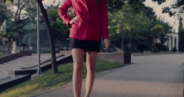 Kadın resmi kıyafetler ve yüksek topuklu ayakkabılar giyiyor..