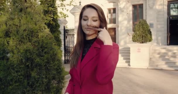 Detailní záběr portrét profesionální podnikatelky usmívající se venku — Stock video