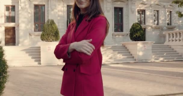 Primer plano retrato de una mujer de negocios profesional sonriendo al aire libre — Vídeos de Stock