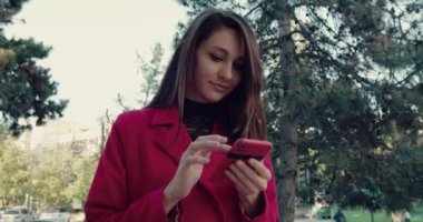 Şehirde cep telefonuyla dikilen Avrupalı Kadın, Mesajlar Yazıyor.