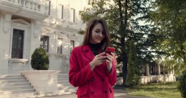 Modern Smartphone 'unu kullanarak Güzel Kadın Yürüyüşleri' ne yakın çekim.