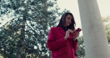 Şehirde cep telefonuyla dikilen Avrupalı Kadın, Mesajlar Yazıyor.