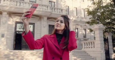 Modern Smartphone 'unu kullanarak Güzel Kadın Yürüyüşleri' ne yakın çekim.