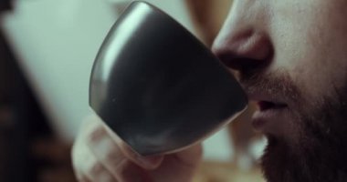 Yakın plan bir adam sabah çayını ve kahvesini içiyor.