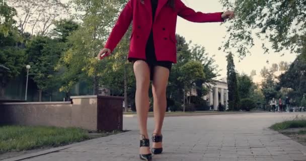 La mujer está usando ropa formal y zapatos en tacones altos . — Vídeos de Stock