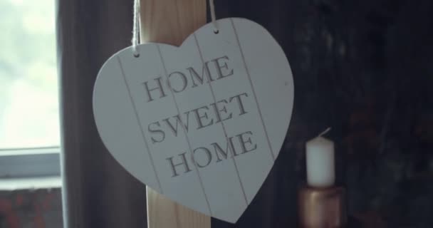 Placa blanca con "Home Sweet Home" escrito en ella . — Vídeos de Stock