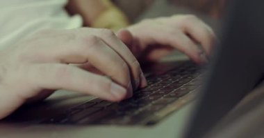 Bilgisayarına bir şey yazan bir adamın ellerinin yakın çekim videosu..