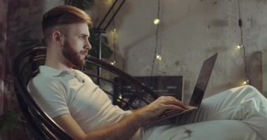 Laptop 'ta çalışan bir adamın yakın çekim videosu..