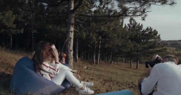 Дві дівчини позують в природі — стокове відео