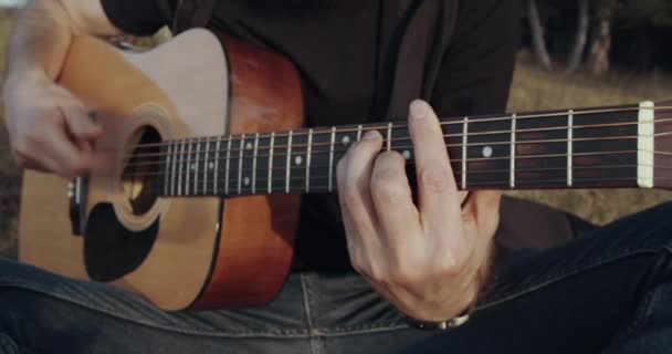 Nahaufnahme beim Spielen an der Gitarre — Stockvideo