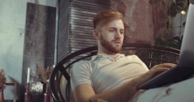 Bilgisayarda video ve fotoğraf düzenleyen bir adamın portre videosu..