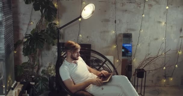 Un homme travaillant sur l'ordinateur portable de la maison. — Video