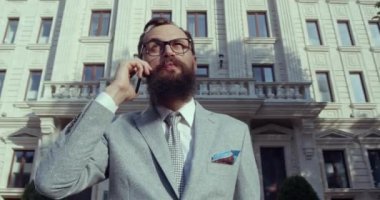 Zor bir haftadan sonra bir işadamı hafta sonunu planlar.