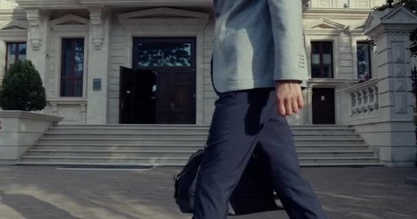 Um vídeo de perto de um homem de negócios andando pela rua — Vídeo de Stock