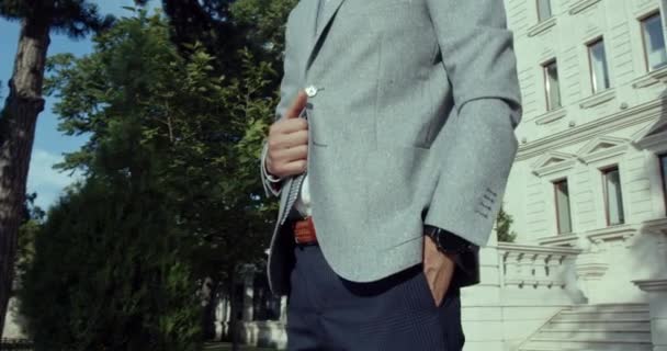 Model v klasickém obleku s bílým domem v pozadí — Stock video