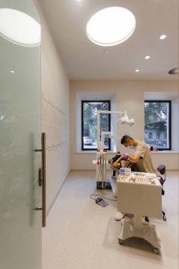 Parlak tasarım ve gelişmiş ekipmanlarla çocuklara hizmet veren çağdaş bir diş hekimliği ortamı.