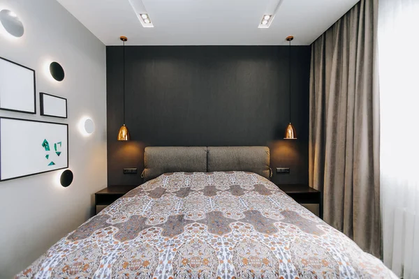 Şık ve modern bir yatak odası güzel ışıklandırma ve zarif dekorasyon unsurları barındırıyor.