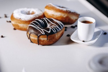 Parlak ve davetkar bir ortamda taze kahveyle mükemmel bir şekilde eşleştirilmiş lezzetli çöreklerle kendini şımart.