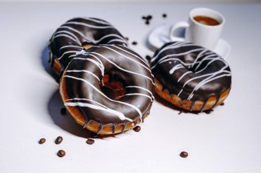Kendini bu karşı konulmaz çikolatalı çöreklerle şımart. Mükemmel bir şekilde taze kahve ile eşleştirilmiş.