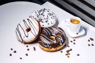 Bir dizi lezzetli çöreğin keyfini çıkarın. Çok lezzetli bir ikram için bol espresso ile mükemmel eşleştirilmiş.