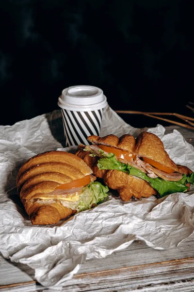 Lezzetli taze kruvasanlar, güzel bir çift kahve, kahvaltı ya da brunch keyfi için mükemmel