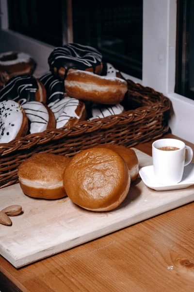 Büyüleyici bir ahşap yüzey üzerinde ustalıkla eşleştirilmiş çeşitli lezzetli çöreklerden oluşan cazip bir sıra.