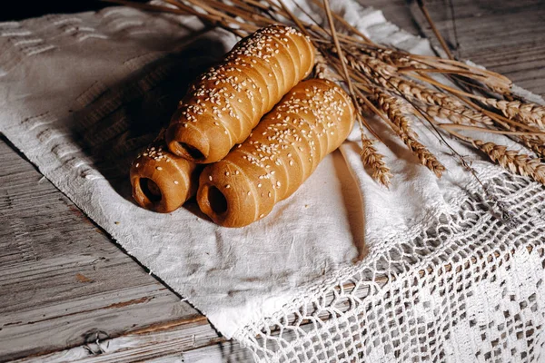 Şımarık ve lezzetli fırınlanmış hamur işleri sanatsal olarak sergilenir ve büyüleyici masa örtüleri üzerinde güzelce sergilenir.