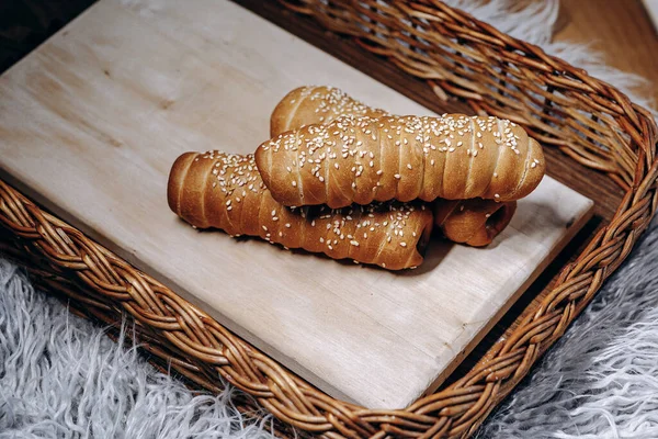 Susamlı taze hamur işleri, onları hem aperatifler hem de cazip tatlılar için mükemmelleştirir.
