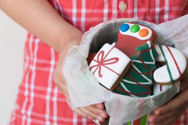 Närbild Ung Pojke Erbjuder Tenn Jul Pepparkakor Som Gåva — Stockfoto