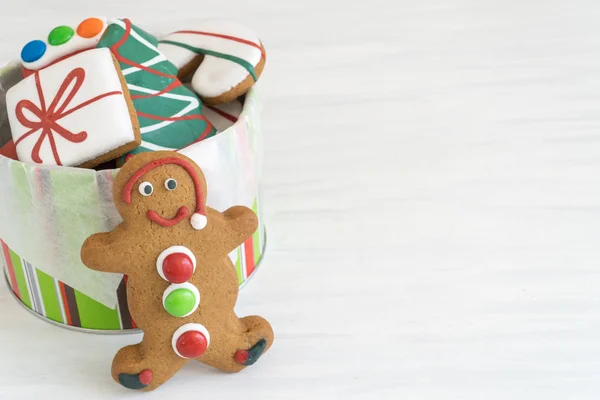 Front View Tin Christmas Gingerbread Cookies Horizontal Med Kopirommet Light – stockfoto