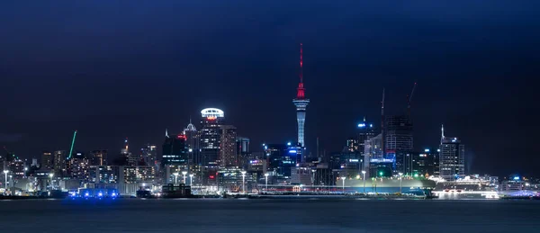 Auckland, Nz - 27 Ocak: Auckland Anniversary Weekend 27 201 tarihinde Blue Hour Auckland City Skyline Panorama