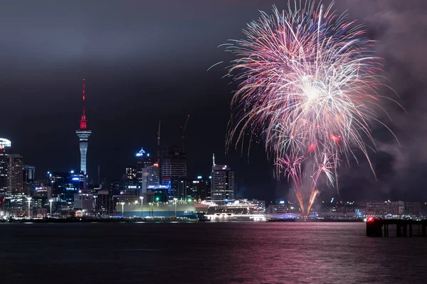 Auckland, Nz - 27 Ocak: Auckland sahilinde Auckland Yıldönümü Hafta sonunu kutlayan havai fişek gösterisi 27 Ocak 2019