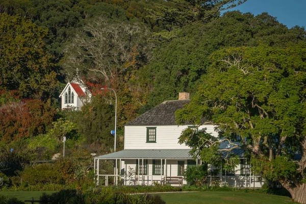 케리케리 아일랜드 뉴질랜드의 화창한 아침에 역사적인 하우스와 세인트 제임스 — 스톡 사진