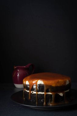 Koyu Arka Plan ve Copy Space ile Tuzlu Karamel Çikolatalı Kek - Dikey