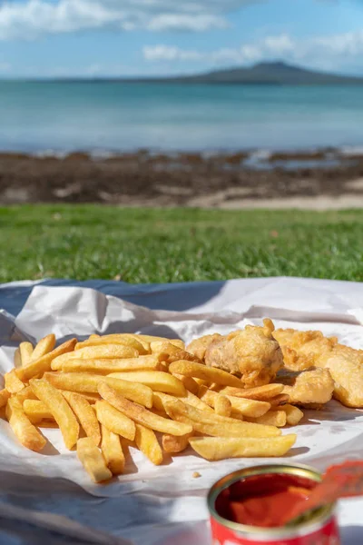 Takapuna Plajında Balık ve Cips Bir Yemek, Arka Planda Rangitoto ile Auckland Yeni Zelanda