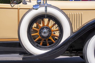  Hood yedek lastik bir klasik Amerikan araba üzerinde monte.