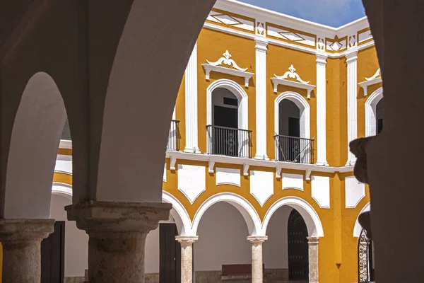 Відновлений іспанський колоніальний двір — стокове фото