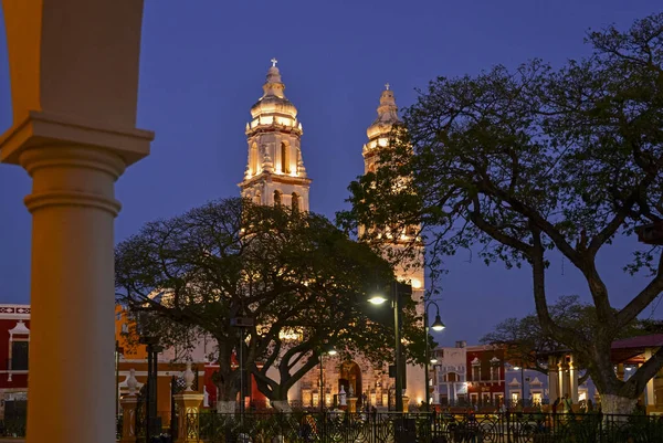 Catedral da torre gêmea à noite — Fotografia de Stock