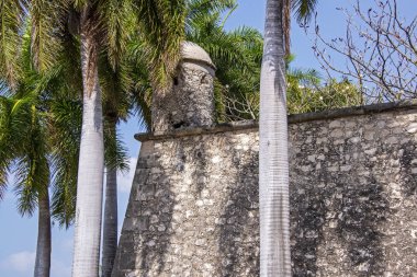 İspanyol sömürge savunma duvarı