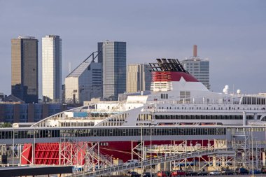 Şehir silueti ile Cruiseship