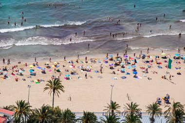 İspanyol sahil kenti Alicante 'de bir sahil.