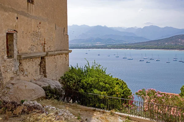 Korsische Küste Mit Alter Hausmauer Vordergrund — Stockfoto