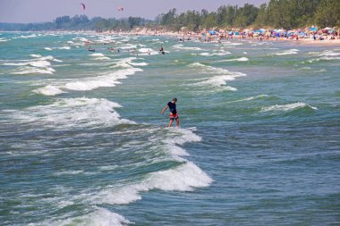 Doğu Kanada 'da Ontario Gölü kıyısında sörf yapmak.