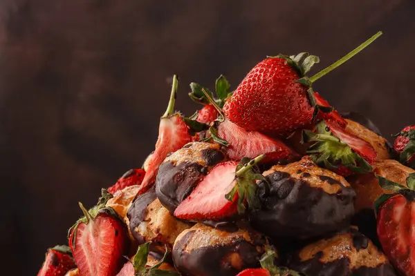 Kek ve taze çilek, çikolatayla doldurulmuş.