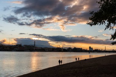 Kyiv (Kiev), Ukrayna - Haziran 02, 2020: Trukhaniv Adası 'ndan ünlü Dinyeper Nehri manzaralı muhteşem bir gün batımı (Dnepr)