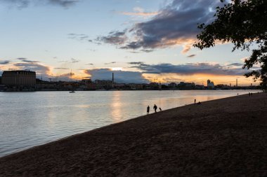 Kyiv (Kiev), Ukrayna - Haziran 02, 2020: Trukhaniv Adası 'ndan ünlü Dinyeper Nehri manzaralı muhteşem bir gün batımı (Dnepr)