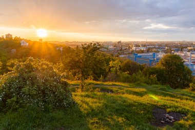 Kyiv (Kiev), Ukrayna - Haziran 04, 2020: Meşhur izleme yeri ve park rezervinden bir manzara - Tatarka Tepesi