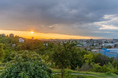 Kyiv (Kiev), Ukrayna - Haziran 04, 2020: Meşhur izleme yeri ve park rezervinden bir manzara - Tatarka Tepesi