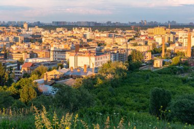 Kyiv (Kiev), Ukrayna - Haziran 04, 2020: Meşhur izleme yeri ve park rezervinden bir manzara - Tatarka Tepesi